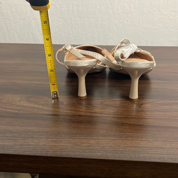 Lulus Women’s 9 Satin Pointed-Toe Slingback Ivory Pumps 90s Y2K Bridal Wedding - Picture 5 of 7